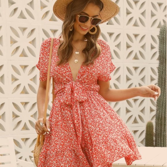 Flowy Feminine Floral Dress - Picture 3 of 3